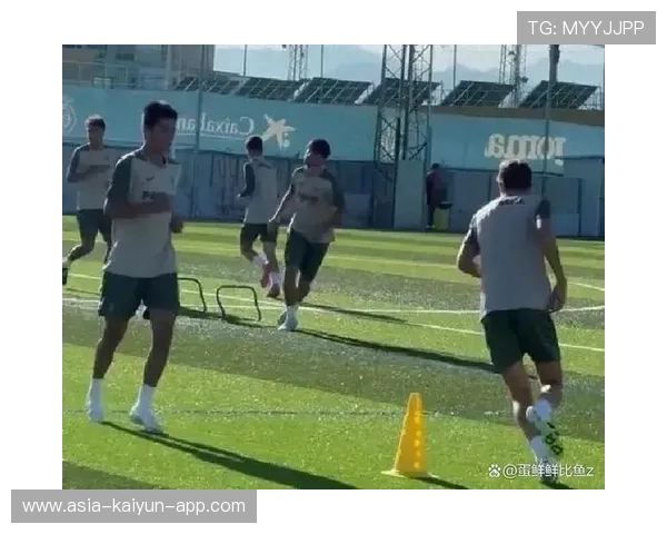 球星被拍与青训小将合练传球，传承意味十足