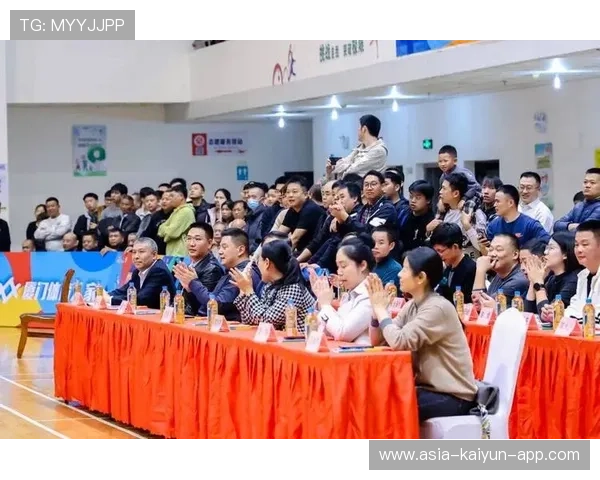 冠军球队球员参与社区环保活动树立良好形象，社区足球队