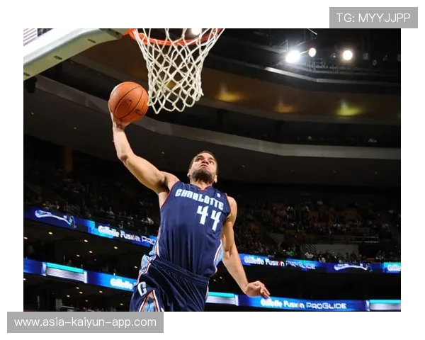 詹姆斯底线突破反身扣篮得分,尼克斯防线瞬间瓦解